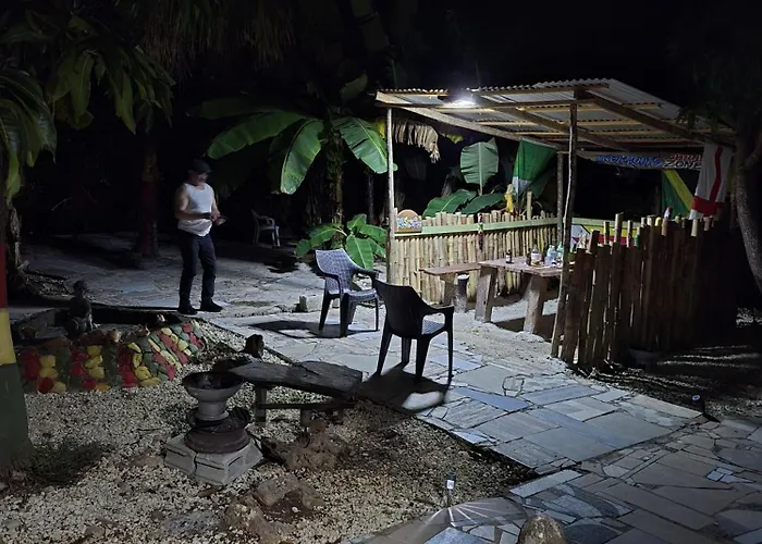 Inez Roots Backpackers * Montego Bay